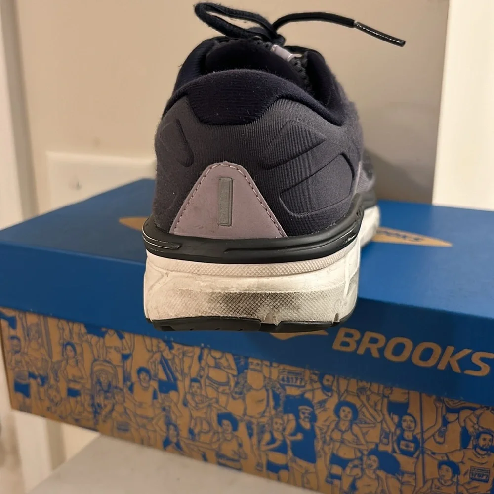 Brooks Dyad 11 Gray Sneakers Light Pink Trim Size Women’s 8.5M Great Padding